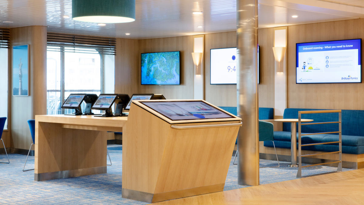 Brittany Ferries lidera la digitalización en alta mar con cartelería digital de Deneva en sus barcos