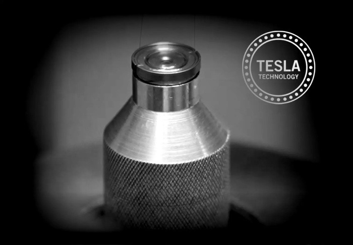 Pieza Tesla en los auriculares Xelento